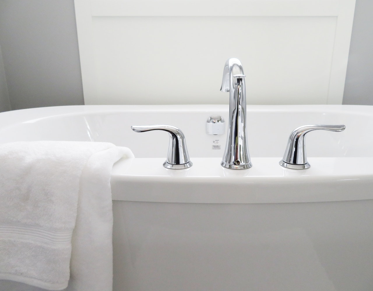 bath-bathroom-bathtub-534116.jpg